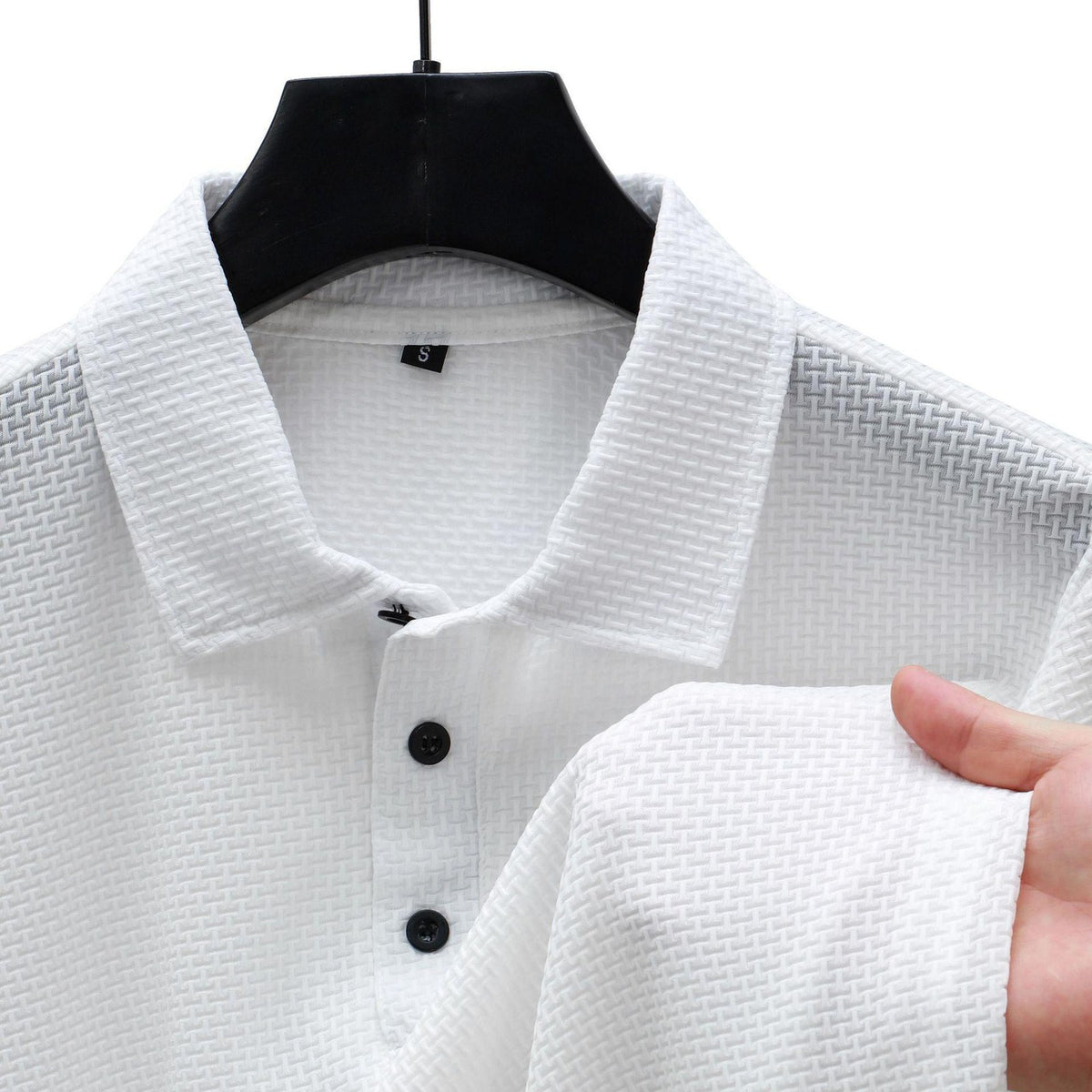 Everyday Polo in white, close-up of the knit